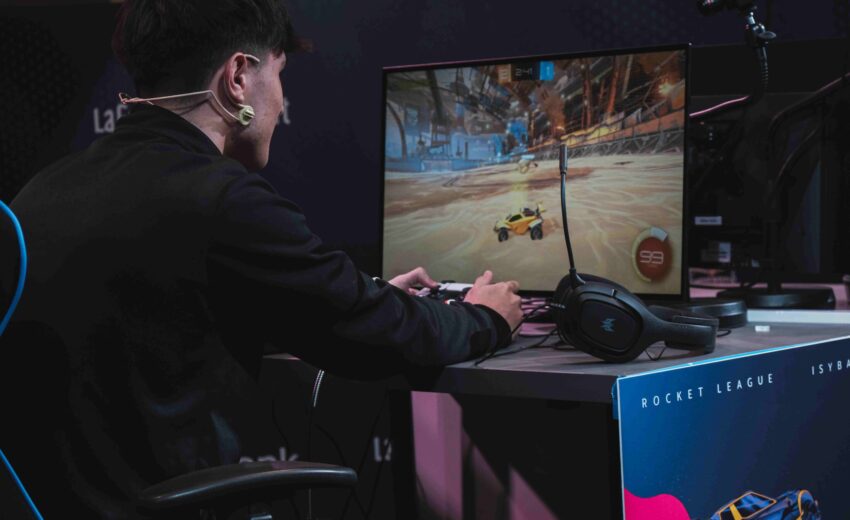 Isybank University Master: La Competizione Italiana di Videogames per Studenti Universitari torna in Grande Stile Dopo l’enorme successo dell'ultima edizione, che ha visto oltre 200.000 spettatori seguire l'evento in live streaming, ritorna l’Isybank University Master, la più grande competizione italiana di videogames riservata agli studenti universitari. Organizzata da 2WATCH e sostenuta da isybank (banca digitale di Intesa Sanpaolo) e Adecco (parte di The Adecco Group), questa manifestazione non solo offre intrattenimento di alta qualità, ma anche premi finalizzati alla formazione universitaria, promuovendo un'importante opportunità di crescita personale e professionale per i giovani gamer italiani. Una Competizione che Unisce Innovazione e Formazione L'Isybank University Master si distingue non solo come evento di intrattenimento ma come un’iniziativa che incarna valori come innovazione, digitalizzazione e creatività, essenziali sia nel mondo del gaming che in quello bancario. Come afferma Antonio Valitutti, Amministratore Delegato di isybank: "Siamo in sintonia con gli interessi e i linguaggi dei giovani e li accompagniamo, come Gruppo Intesa Sanpaolo, nelle loro passioni, sogni e scelte importanti, dalle esigenze quotidiane con un conto corrente completamente gratis, agli studi con un prestito d’onore, all’acquisto della prima casa." Queste parole riflettono la missione di isybank di connettersi con le nuove generazioni offrendo strumenti utili per il loro futuro. Adecco, co-sponsor dell’evento, vede in questa collaborazione un'opportunità per mettere in luce il valore del gaming nel contesto professionale. Come evidenziato da Virginia Stagni, Chief Marketing Officer di The Adecco Group Italy: "Grazie al gaming, i giovani sviluppano competenze chiave come problem solving e lavoro di squadra, essenziali nel contesto professionale attuale." Il gaming, dunque, non è più solo intrattenimento: è anche un alleato nel mondo del lavoro. Il Torneo: Giochi, Formato e Fasi di Qualificazione Giunto alla sua quinta edizione, l’Isybank University Master vedrà la partecipazione di migliaia di studenti italiani in una competizione avvincente su due dei giochi più amati: Clash Royale e Rocket League. Le qualificazioni, già in corso online, sono suddivise in sei turni, da cui emergeranno i dodici migliori giocatori che si contenderanno il titolo nella finalissima dal vivo: il Torneo dei Campioni, che si svolgerà il 22 novembre durante la Milan Games Week. La Milan Games Week rappresenta l'evento gaming più importante in Italia, e la finalissima dell’Isybank University Master promette uno spettacolo entusiasmante, con ospiti speciali e celebri host del mondo gaming come Bryan Ronzani (alias “Bryanbox”) e Antonella Arpa (alias “Himorta”). Le Voci del Torneo: I Caster dell’Isybank University Master Come in ogni grande evento gaming, la presenza di voci esperte è fondamentale per coinvolgere il pubblico. Quest’anno, il torneo sarà commentato da noti caster italiani. Simone Lonardi ("ReUltras") e Michele Zuddas ("Ztan") accompagneranno le partite di Rocket League, mentre Luigi Puccianti ("Gigi") e Diego Contò ("DC System") si occuperanno di Clash Royale. Questi commentatori trasmetteranno l’adrenalina delle sfide e arricchiranno ogni giocata con la loro passione ed esperienza. Inoltre, sarà presente il format “Area studio”, uno spazio dedicato agli highlights delle partite, condotto da Raffaele Bottone ("Il solito Mute") e Giada Cristina Bessi, famosa influencer e streamer. Una Finale Imperdibile alla Milan Games Week Tutti gli incontri, dalle qualificazioni alla finale, saranno trasmessi in diretta sui canali Twitch e TikTok di 2WATCH, consentendo a migliaia di spettatori di vivere le emozioni del torneo in tempo reale. La finale rappresenta l’apice dell’evento e sarà ospitata in una cornice d’eccezione: la Milan Games Week. Con migliaia di fan attesi e la presenza di caster d’eccezione, la finale dal vivo non sarà solo una gara ma un’esperienza completa per tutti gli appassionati di gaming. Road to Isybank University Master: Un Viaggio negli Atenei Italiani Come novità dell’edizione 2023, è stato introdotto il “Road to Isybank University Master”, un'iniziativa itinerante che si svolgerà all’interno dei principali atenei italiani. Questo tour si propone di esplorare il mondo del gaming con gli studenti, offrendo spunti e analisi su un settore in continua evoluzione e permettendo a isybank di connettersi con le nuove generazioni.